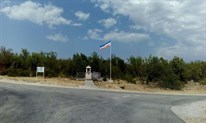 PUT DO NEUMA: Zastava hrvatskog naroda okrenuta naopako, šuma i raslinje ugrožavaju promet