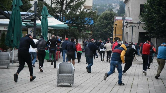 Ratno stanje u Crnoj Gori: Odjekuju topovski udari, tuku se policija i prosvjednici