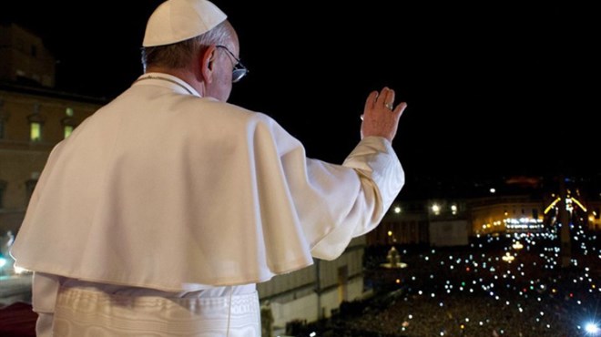 6. OBLJETNICA: Papa Franjo, graditelj mostova, u hodu usred naroda