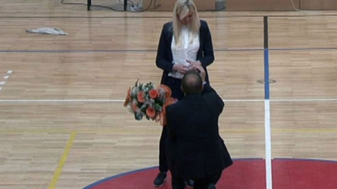 Košarkaški trener zaprosio djevojku pred punim tribinama