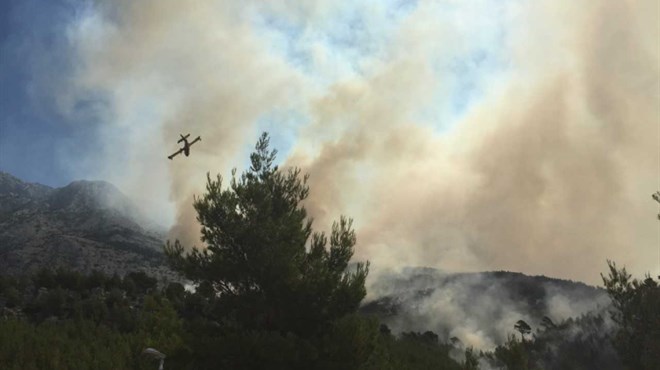 Požar u zaleđu Vodica gasi 40 vatrogasaca