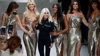 Legendarne manekenke opet na okupu: Cindy, Naomi i Claudia prošetale pistom u čast Gianniju Versaceu 