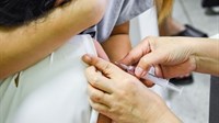 Ukrajina se bori sa skepticizmom prema vakcinama, ni doktori nisu došli primiti vakcine, pa su bačene