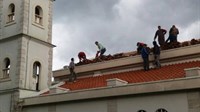 Radna akcija na krovu crkve u Sovićima: U četiri dana stari crijep zamijenili novim