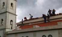 Radna akcija na krovu crkve u Sovićima: U četiri dana stari crijep zamijenili novim