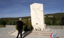 FOTO: Grudsko izaslanstvo na grobovima načelnika Šimunovića i Marića, predsjednika Bobana, kod spomenika Zadri i svim braniteljima
