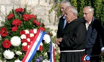 FOTO: Grudsko izaslanstvo na grobovima načelnika Šimunovića i Marića, predsjednika Bobana, kod spomenika Zadri i svim braniteljima