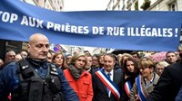 Političari prosvjedovali u Parizu jer su muslimani molitvu obavljali na ulici