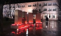 FOTO/VIDEO Molitve i svijeće za generala Praljka i ostale u Haagu, u Mostaru se zatvaraju kafići i klubovi 