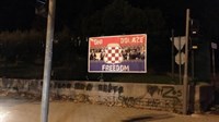 Mostar: Transparent pod nazivom “ONI DOLAZE-FREEDOM” osvanuo kod katedrale