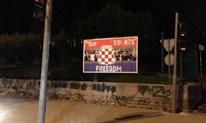Mostar: Transparent pod nazivom “ONI DOLAZE-FREEDOM” osvanuo kod katedrale