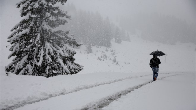 Snježni pokrivač zabijelio Balkan, otežan promet