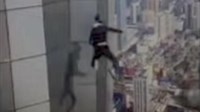 SNIMIO VLASTITU SMRT: U pokušaju da snimi dramatičan video pao sa zgrade