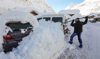 FOTO: Snijeg zatrpao sela na Alpama... nanosi pored puta koji se čistio visoki 7 metara