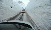 FOTO: Snijeg zatrpao sela na Alpama... nanosi pored puta koji se čistio visoki 7 metara