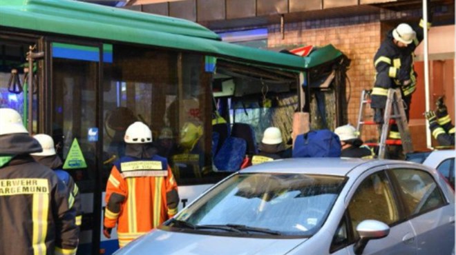 Nesreća u Njemačkoj: Školski autobus zabio se u zgradu, ozlijeđeno 47 ljudi
