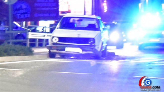 FOTO: Udario u prometni znak, nasukao se 'da ne zaustavi promet' pa pobjegao