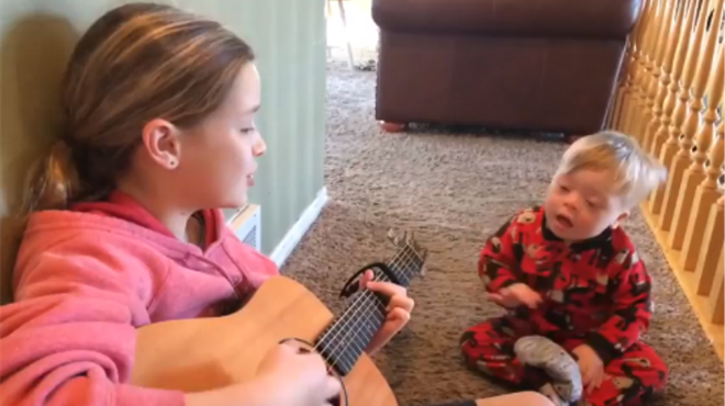 SNIMKA KOJA JE RASPLAKALA SVIJET: Djevojčica pjeva i svira svom bratu s Downovim sindromom