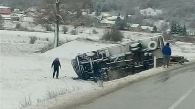 Tomislavgrad: Kamion sletio s ceste i prevrnuo se, ozlijeđen vozač