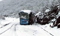 Autobus kod Zagvozda sletio s ceste: Vozač je teško ozlijeđen FOTO