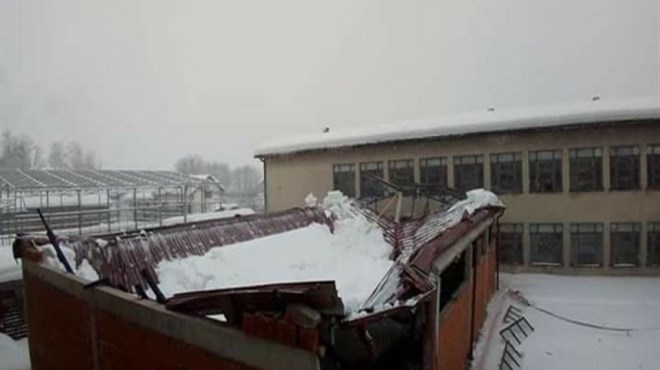 Snijeg srušio krov na dijelu škole, nastava obustavljena