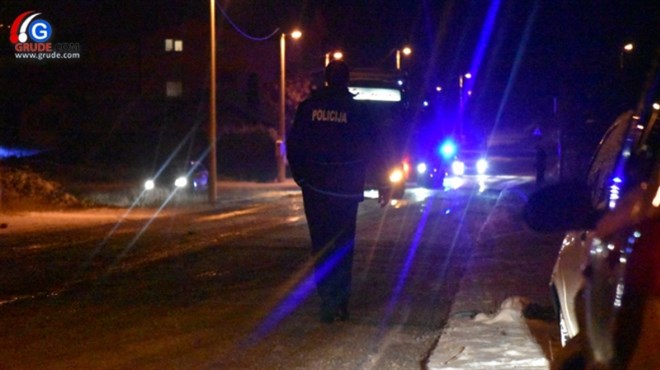 FOTO: Gruđani u noćnoj šetnji po snježnim ulicama, policija regulirala promet na lokaciji Zagomila