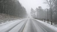 Snijeg i poledica otežavaju prometovanje preko planinskih prijevoja