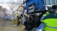 Dramatična snimka spašavanja vozača koji je visio u kamionu iznad rijeke: 'Sine, dođi brzo!' 
