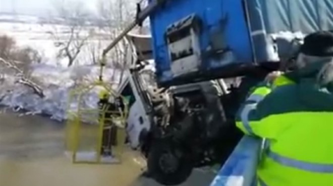 Dramatična snimka spašavanja vozača koji je visio u kamionu iznad rijeke: 'Sine, dođi brzo!' 