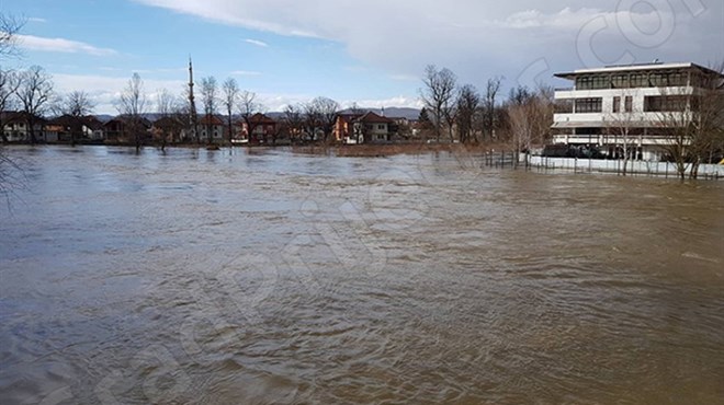 POPLAVLJENA BIH: Kuće pod vodom, u nekoliko općina proglašena izvanredna obrana od poplava