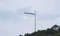Vjetar rastrgao zastavu koju je Bakir Izetbegović postavio u Mostaru