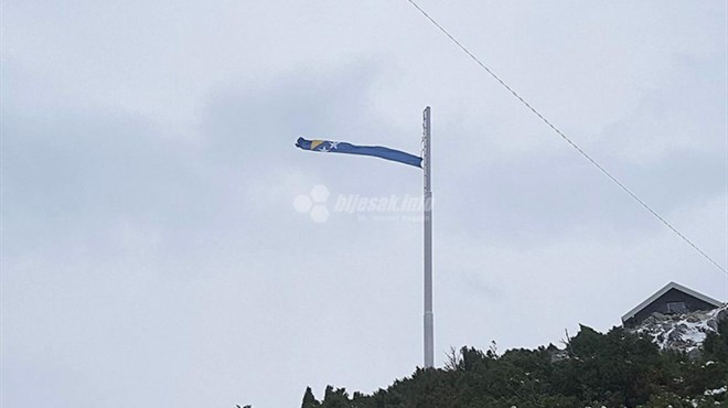 Vjetar rastrgao zastavu koju je Bakir Izetbegović postavio u Mostaru