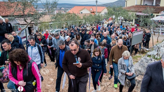 Veliki petak u Međugorju: S krunicom u rukama i molitvom na usnama hodočasnici se penjali na Križevac