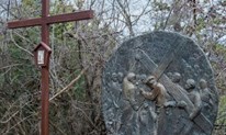 Veliki petak u Međugorju: S krunicom u rukama i molitvom na usnama hodočasnici se penjali na Križevac