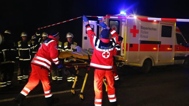 Njemačka: U sudaru kamiona i autobusa vozač poginuo, 18 osoba ozlijeđeno