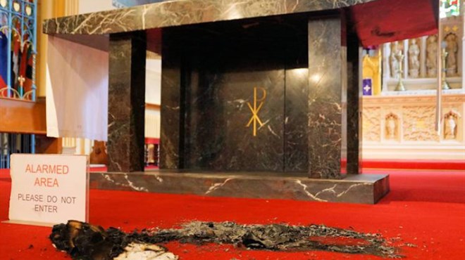 Oskvrnuće katoličke crkve: Tinejdžer zapalio svetu sliku i zamijenio je slikom sotone