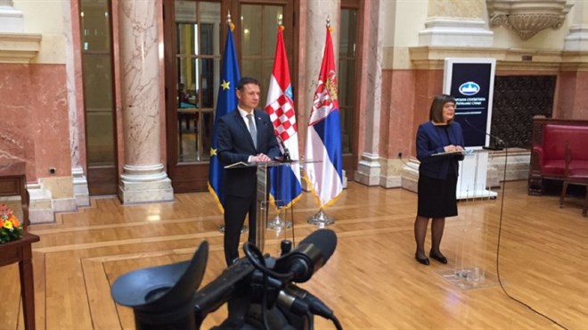 Šešelj psovao hrvatsku delegaciju i gazio hrvatsku zastavu, Jandroković prekinuo posjet Srbiji