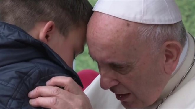 Pogledajte video uplakanog dječaka koji je dirnuo svijet, reakcija pape Franje će vas ostaviti bez riječi