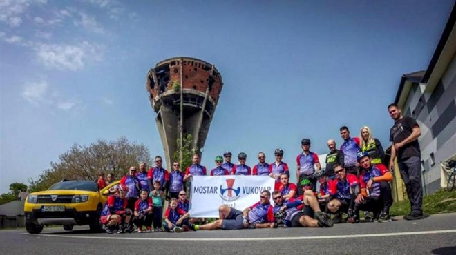Biciklistička karavana krenula iz Mostara prema Vukovaru: Odavanje počasti poginulima u Kiseljaku, Žepču i Orašju