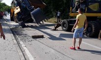 FOTO: Nesvakidašnja nesreća u Grudama: BAGER se prevrnuo s kamiona