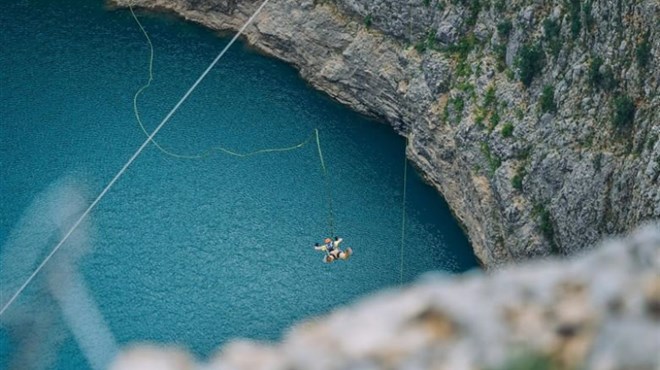 Popeli su se na nekakvu 'paukovu' mrežu te se s nje sunovratili u ponor od 280 metara, promatračima je zamalo srce stalo!