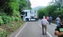 FOTO Nesreća u blizini Zvornika: Veliki komadi stijene pali na kamion i automobil