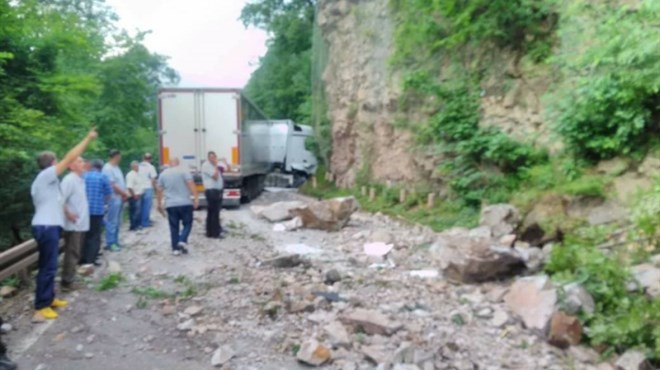FOTO Nesreća u blizini Zvornika: Veliki komadi stijene pali na kamion i automobil