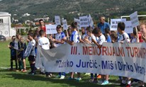 FOTO: 'Dine i Miš' okupili stotine djece u Grudama! Načelnik poručio: Ugledajte se na svoje uzore