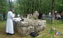 POSUŠJE: Veliki broj vjernika na 'Biskupovu grobu' FOTO