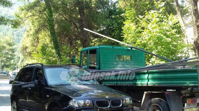 Stravična nesreća u Mostaru: Šipke s kamiona zamalo ubile ženu i dijete