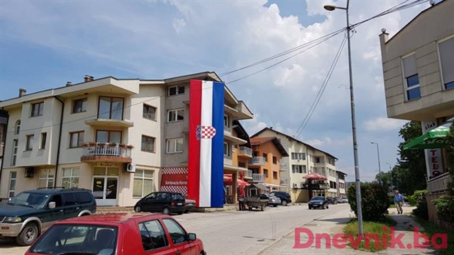 U Busovači postavljena zastava Hrvatske duga 15 metara