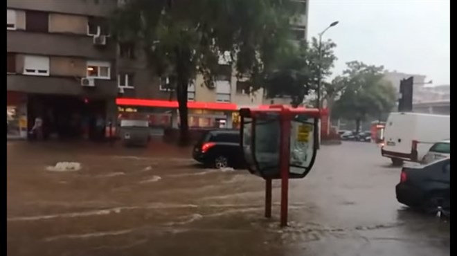 Oluje haraju Europom: Zamjenik gradonačelnika poginuo kada je na njega palo drvo, beogadske ulice postale rijeke