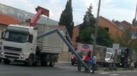 Mostar: Kamionom oborio semafor i zatvorio promet na Bulevaru