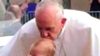  Djevojčica ozdravila od tumora na mozgu nakon poljupca pape Franje! 